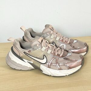Nike V2K Run FD0736-201 Women’s Size 8 Pink Rose Gold Sneaker Y2K Running